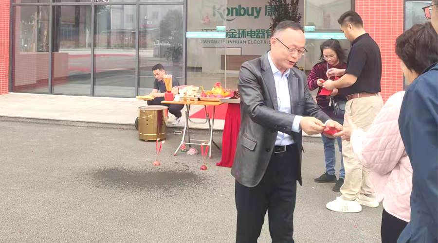開工好兆頭！金環(huán)電器為全體員工發(fā)放紅包福利！