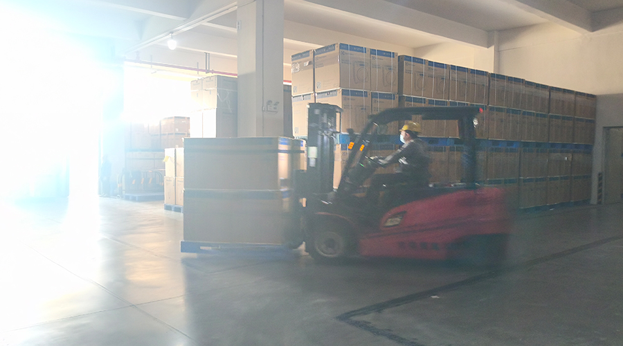 倉庫繁忙，每日多條柜滾筒干衣機發(fā)往全球