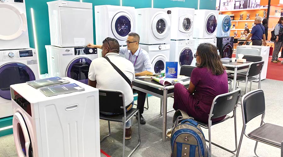 廣交會參展第一天！金環(huán)電器吸引國內(nèi)外客戶參觀交流