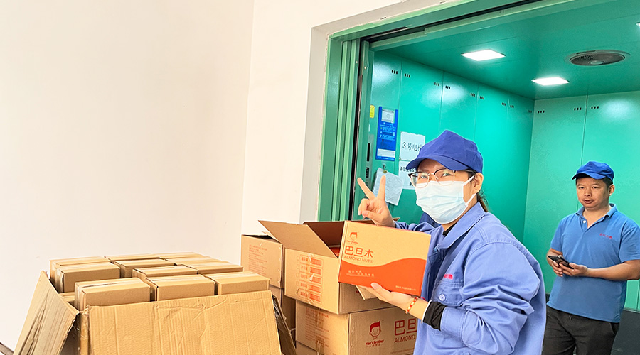 喜笑顏開！三八婦女節(jié)  金環(huán)電器發(fā)放禮品暖人心