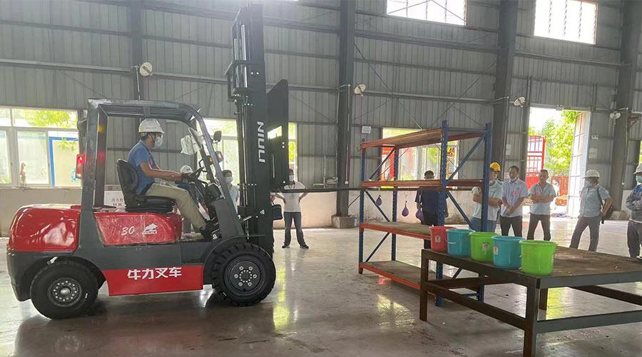 比技能 展風采！金環(huán)電器參與鶴城鎮(zhèn)第二屆企業(yè)職工叉車技能競賽