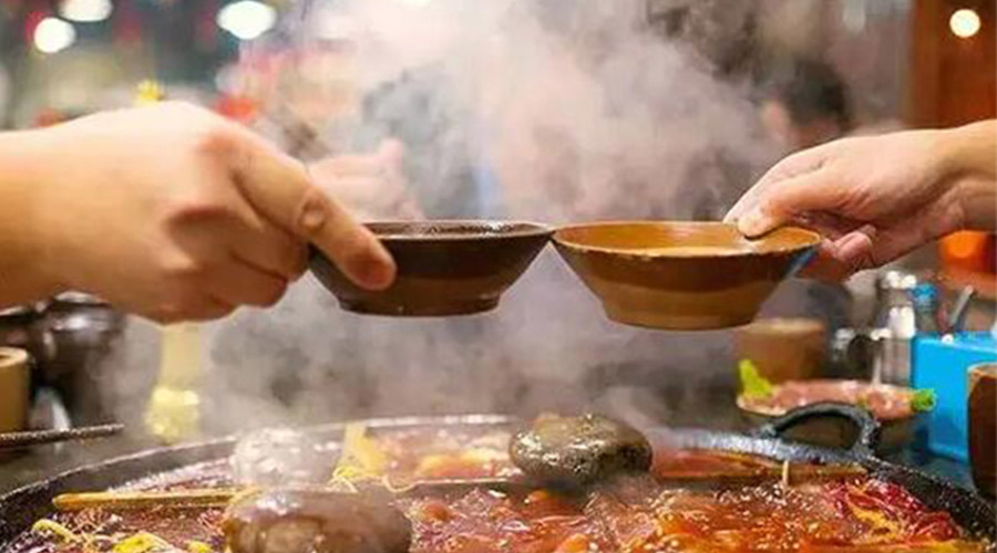 冬天火鍋團建引來一身火鍋味  衣物烘干機化解職場尷尬！